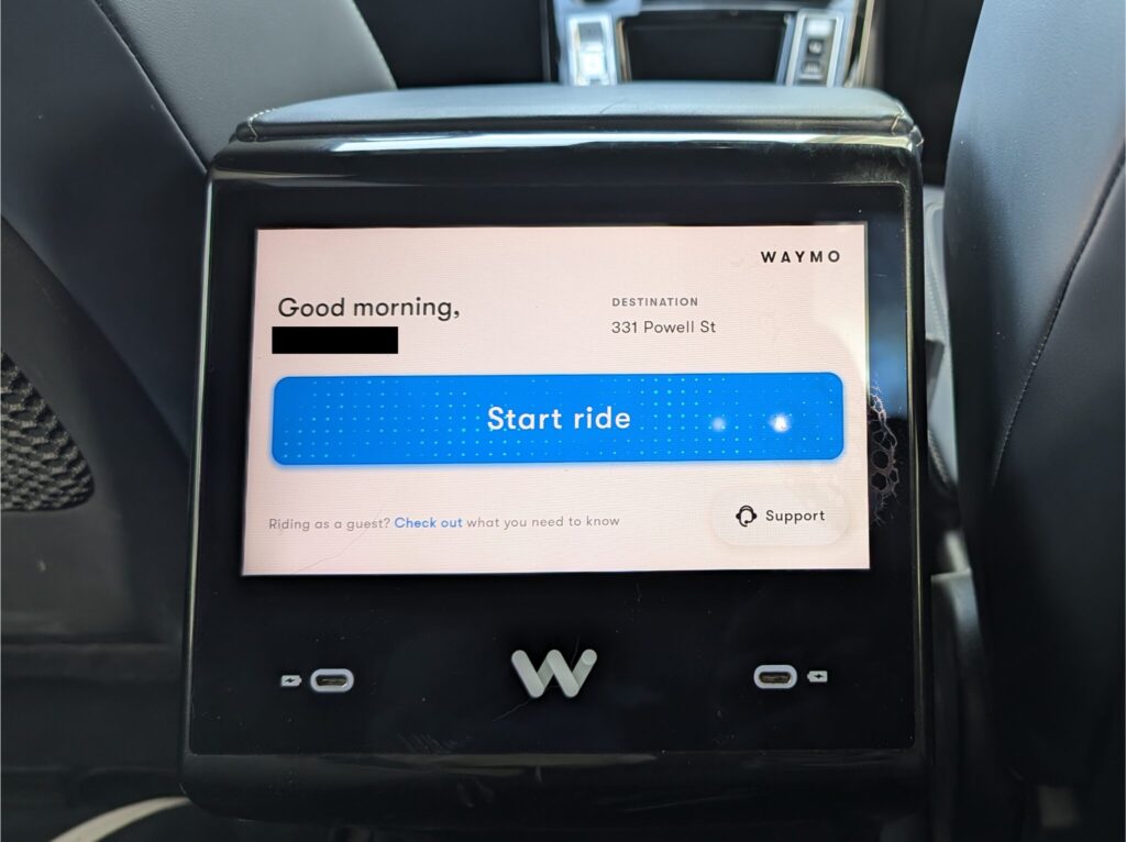 車内モニターの中央青いボタン