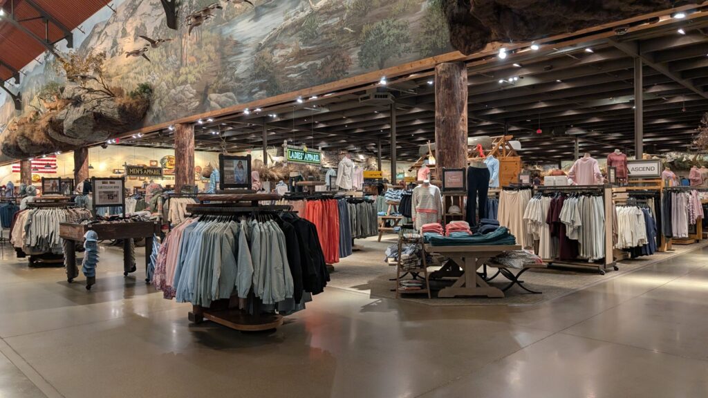 バスプロショップスのファッションコーナーは広い！