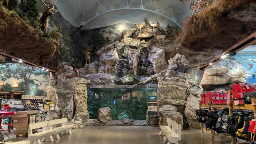 バスプロショップスの大きな水槽