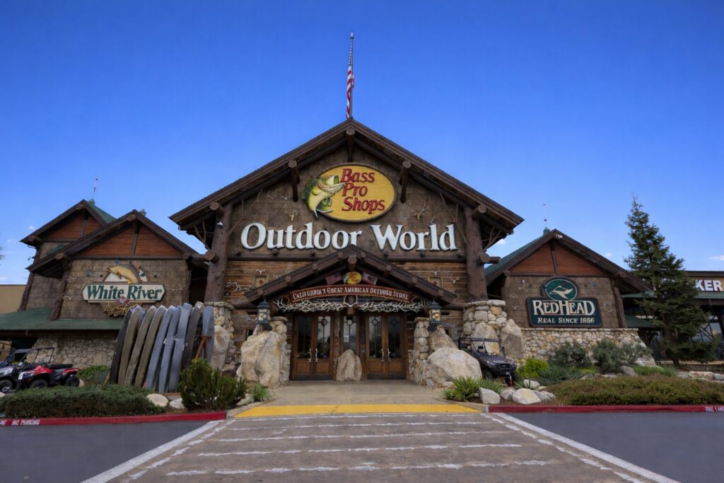 バスプロショップスの外観と建物